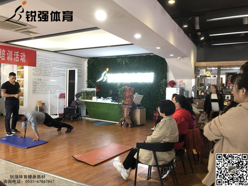 員工訓練動(dòng)作指導.jpg 員工訓練動(dòng)作指導.jpg