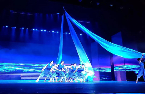 參加晚會(huì )演出.jpg 參加晚會(huì )演出.jpg